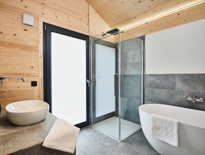 Bathtub, towels - 5-bedroom vacation home with sauna (Haus im Ennstal)