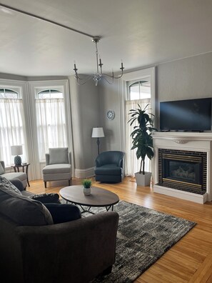 Living area - The Washington Historic Eau Claire Home (Eau Claire)