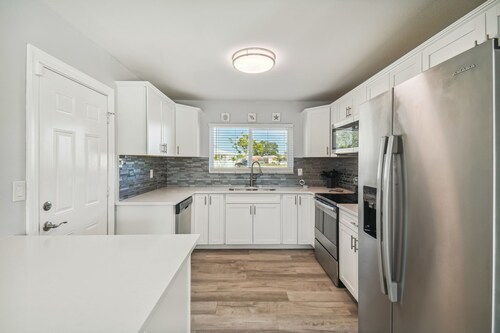 Remodeled relaxing pool home. Great location. Pet friendly 