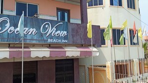 Un edificio con un cartel que dice "Ocean View Beach Inn".