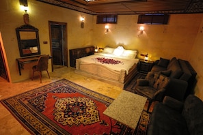 Family Room | In-room safe, individually decorated, individually furnished, desk - Cevizli Konak (Nevsehir)