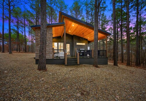 Cozy 2BD Cabin | Fire Pit | Arcade Table | Hot Tub