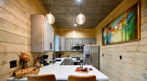 Kylskåp, mikrovågsugn, ugn och spishäll