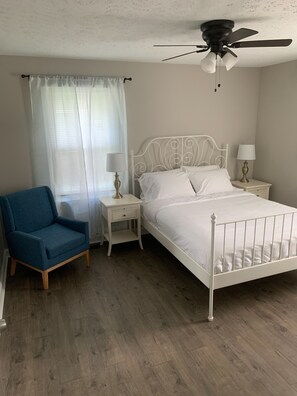 1 bedroom, WiFi, bed sheets - Cozy Downtown Retreat Near LakePoint Sports Center (Cartersville)