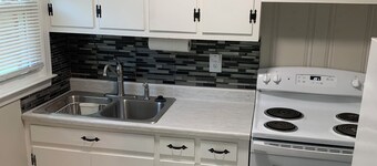 Cozy Downtown Retreat Near LakePoint Sports Center