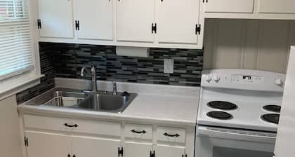 Cozy Downtown Retreat Near LakePoint Sports Center