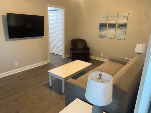 Cozy Downtown Retreat Near LakePoint Sports Center