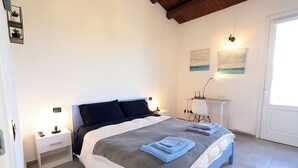 Dobbeltrom, 1 queensize-seng, ikke-røyk, utsikt mot høyde | Allergitestet sengetøy, dundyner, memory foam-senger og skrivebord