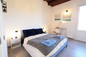 Double Room, 1 Queen Bed, Non Smoking, Hill View | Desk, blackout drapes, soundproofing, iron/ironing board - IBLA BAROCCA BNB (Ragusa)