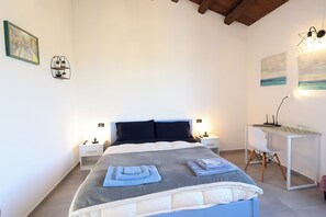 Habitación doble, 1 cama Queen size, para no fumadores, vista a la colina | Escritorio, cortinas blackout y insonorización 