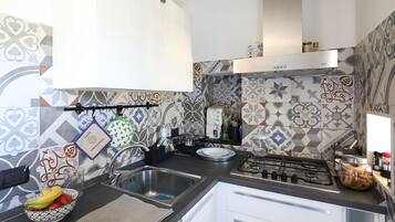 Refrigerador con freezer, tostadora, utensilios de cocina, freezer