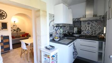 Réfrigérateur dans l'espace commun, grille-pain, moulin à café