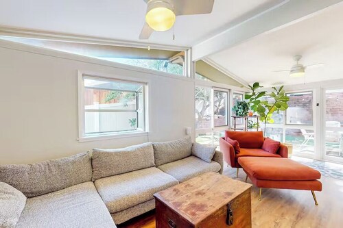 Mid-Century Treehouse with Yard and Views! AMAZING Location! Pet-friendly!