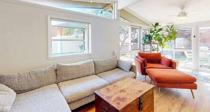 Mid-Century Treehouse with Yard and Views! AMAZING Location! Pet-friendly!