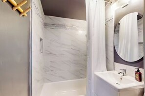 Douche, séchoir à cheveux, serviettes fournies, savon