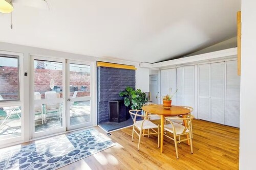 Mid-Century Treehouse with Yard and Views! AMAZING Location! Pet-friendly!