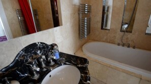 Departamento, varias camas | Baño | Regadera, tina profunda, secadora de cabello, toallas 