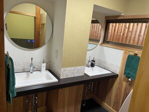 Combinació de dutxa i banyera i banyera profunda 