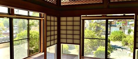 Televisor LED de 75 polzades amb canals digitals i reproductor de DVD