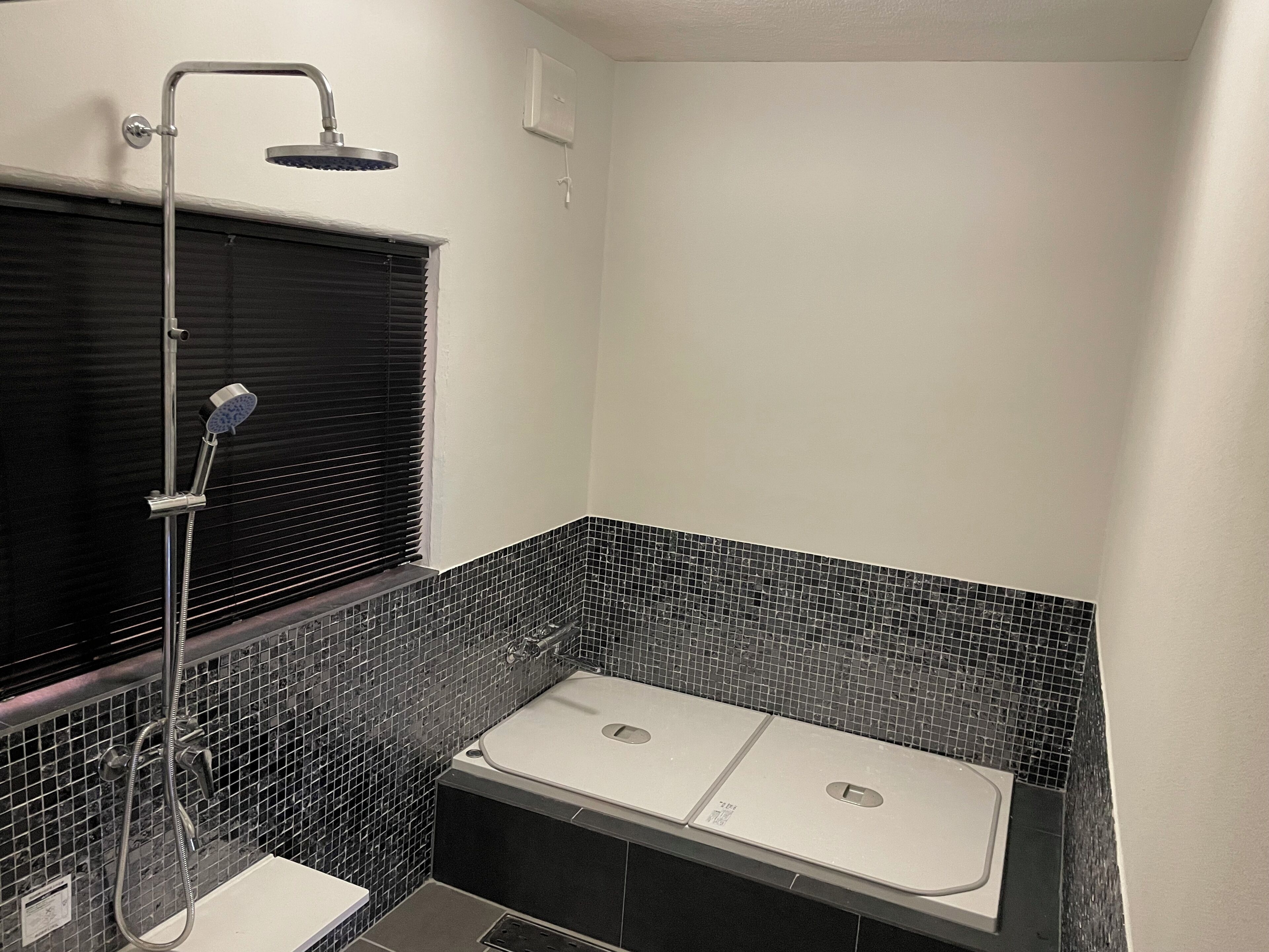 A bathroom with a shower, a toilet, and a bathtub.