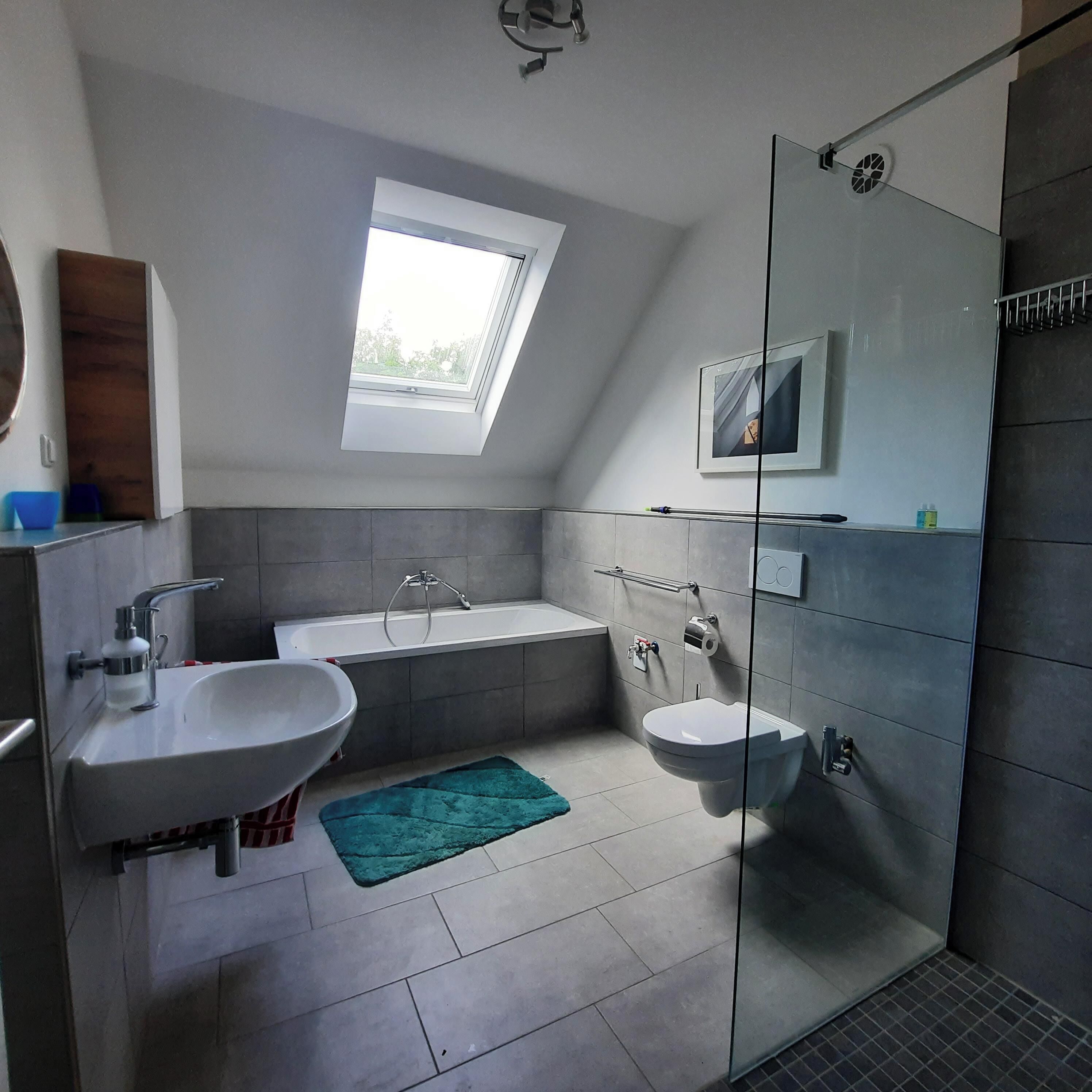 Haartrockner, Handtücher, Seife, Toilettenpapier
