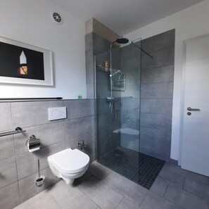 Hair dryer, towels, soap, toilet paper - Comfortable vacation apartment Senzig, 150 m to the beach (Königs Wusterhausen)