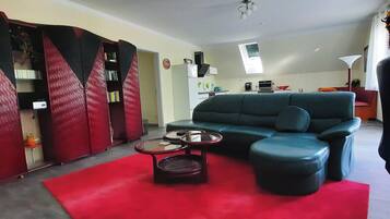 Smart-TV, DVD-Player, Bücher, Stereoanlage