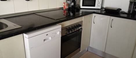 Een koelkast, een microgolfoven, een oven, een kookplaat