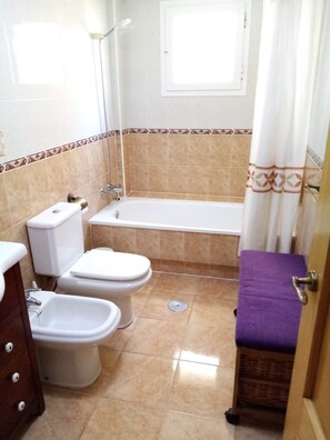 Shower, hair dryer, bidet, towels - Gran Apartamento Familiar. A 4 min de Mejores Playas con +20 Rutas de Senderismo (El Parador de las Hortichuelas)