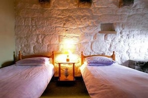 House | 2 bedrooms, iron/ironing board, free WiFi, bed sheets