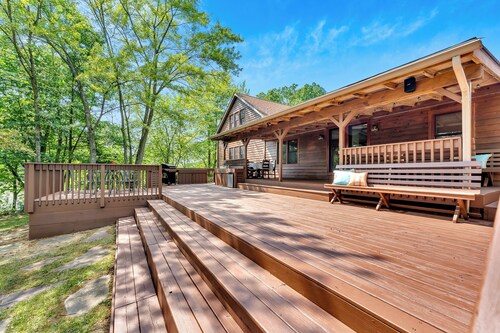 Peaceful Lakefront Cabin Retreat with Hot Tub!