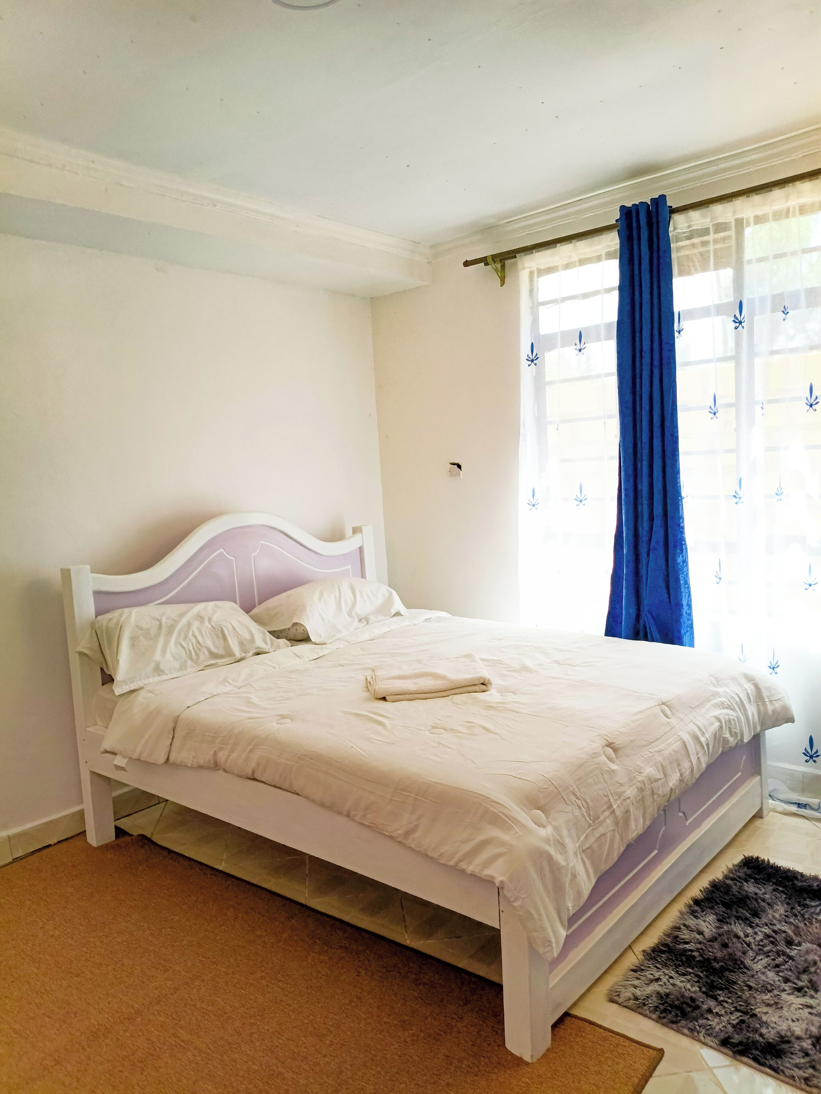 Iron/ironing board, bed sheets