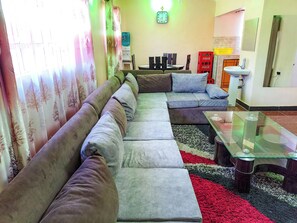 TV, fireplace - Camp Flo Eldoret -Homely Comfort in a Private Compound (Eldoret)