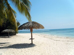 Aurinkotuoleja, rantapyyhkeitä