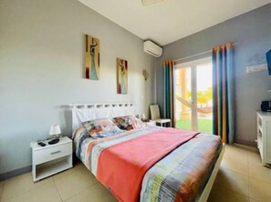 2 Schlafzimmer, Schreibtisch, Bügeleisen/Bügelbrett, Reisekinderbett