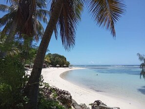 Chaises longues, serviettes de plage