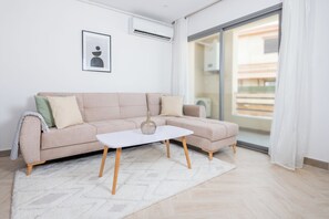 Televisi 37-inci dengan saluran TV kabel, Netflix, dan layanan streaming