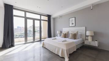 Apartment | Hypo-allergenic bedding, individually furnished, iron/ironing board