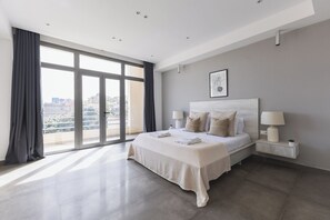 Apartment | Hypo-allergenic bedding, individually furnished, iron/ironing board