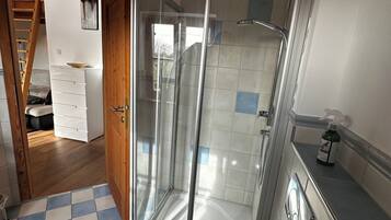 Een douche, een haardroger, handdoeken, zeep