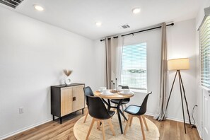Dining - Tranquil Retreat 15-17 min from COTA, Tesla factory & the Airport. Private patio (Del Valle)