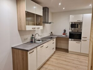 Kühlschrank, Mikrowelle, Ofen, Herdplatte