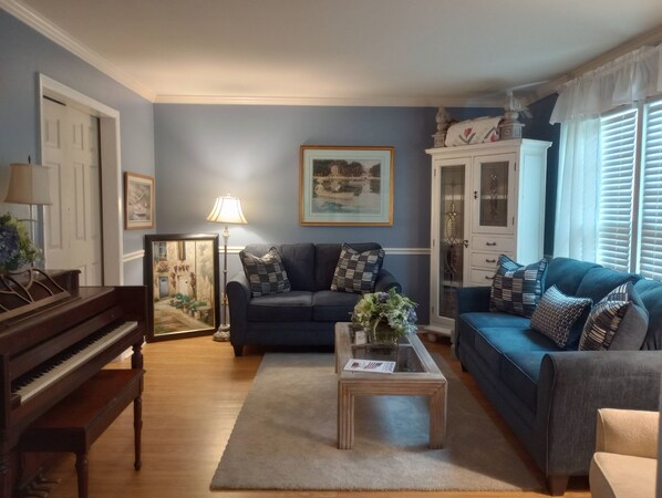 Smart TV, books, computer monitors - NC Lake Retreat near HPU & downtown High Point - sleeps 13 (High Point)