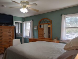 4 bedrooms, desk, iron/ironing board, travel crib - NC Lake Retreat near HPU & downtown High Point - sleeps 13 (High Point)