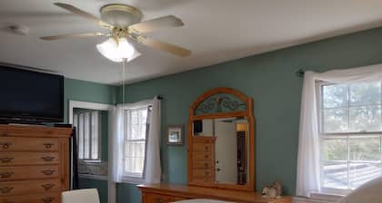 NC Lake Retreat near HPU & downtown High Point - sleeps 13