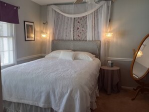 4 bedrooms, desk, iron/ironing board, travel cot