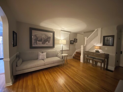 Williamsville Village Farm House  Convenient location for visting  Niagara Falls