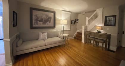 Williamsville Village Farm House Convenient location for visting Niagara Falls