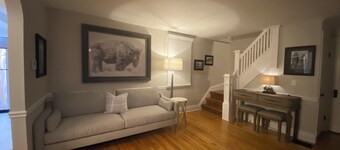 Williamsville Village Farm House Convenient location for visting Niagara Falls