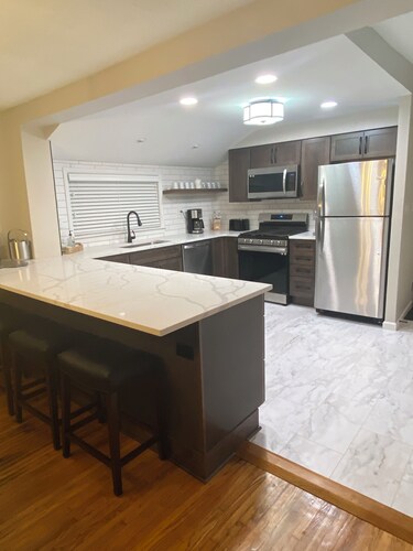 Williamsville Village Farm House  Convenient location for visting  Niagara Falls